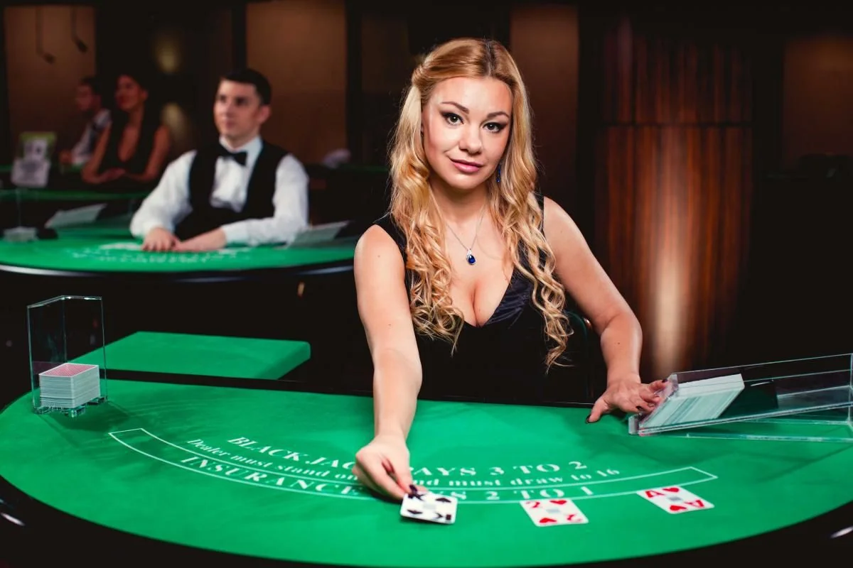 Suasana meja kasino live dengan dealer dan tampilan permainan WINTER4D